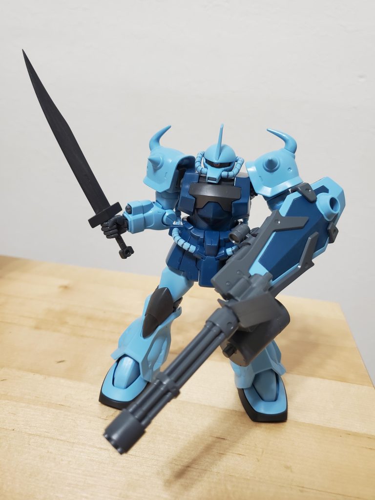 さて、いきなり組み上がり。とりあえずのポージングなんで右手首の角度とか適当ですが。素組でも十分カッコいいんやけど…wwサザビーと違って程よい足元のゴツさに肩のスパイクの尖り…MS自体のバランスというか、左右対称度は素晴らしいのに持ってる武装がまたシールドガトリングって…ロマンの塊みたいなMSや…