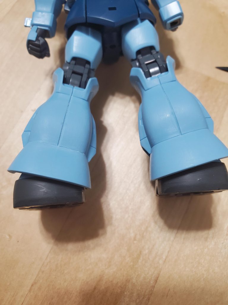 足元のスカート?の合わせ目消しなぜかこっちはかなりうまく行って消えてくれた。果たして何が違ったのだろうか…この辺は今後の課題というか、安定して消せる様にしていかないと。写ってはいないけど、足裏バーニアと背面バーニアの内部をガンダムマーカーのロイヤルメタレッドでちょい色足し。