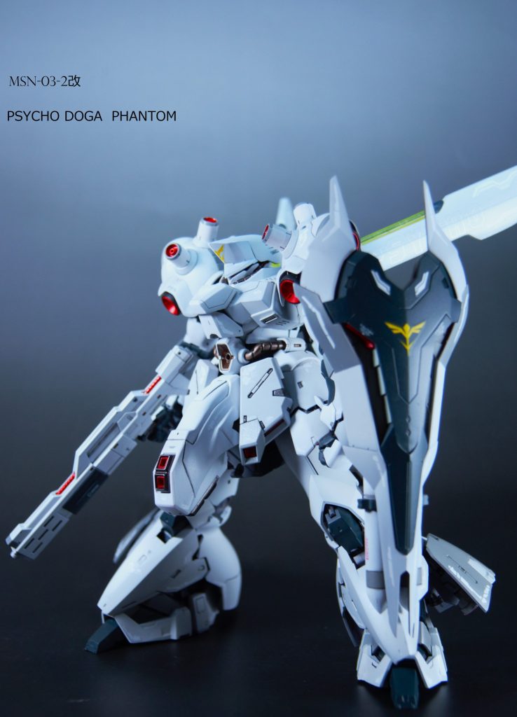 カラーはサイコドーガに合わせホワイトメイン。バーニア・スラスター・アポジは赤で統一。メリハリを付けるためネイビーブルーで引き締め。重量感もありつつスタイリッシュに仕上げました。