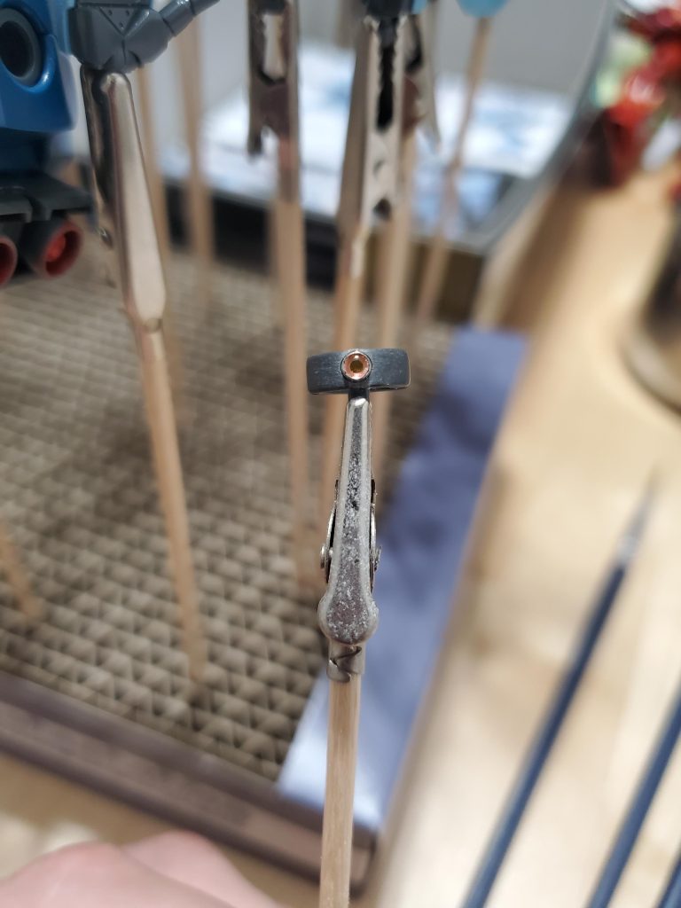 モノアイも例のパーツを取り付けるんだけど、ポン着けしようと思ってもグフの場合はクリアランスなさすぎて無理なので、モノアイ稼動させるための黒いベース部分にパーツの外形分くらいのドリルで穴を開けやり、2～3mmほど埋め込む様にして瞬着で固定。あまり深くドリルを入れすぎると貫通してしまうので、その辺はもう現物合わせでやるしかないww実際それでも上から被せるパーツに干渉するので、デザインが変わらないようにクリアランス分、内側をリューターで削ったりもした。