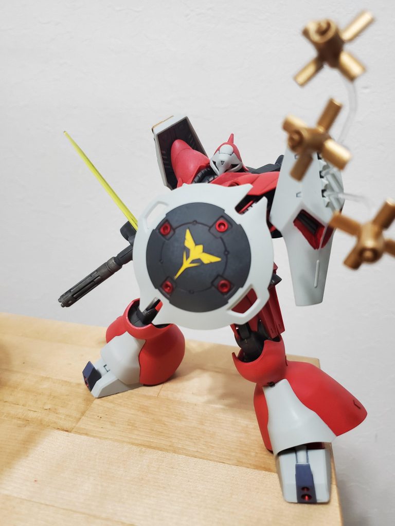 ちょっと遠くてわかりづらいけど、ビームガトリングの砲身を熱で焼けて色が変わってきてる風にしてみた。実際ビーム兵器を撃った後の銃身なんてどうなるかわからんし、宇宙で熱持つのか??とか色々あるけどまぁタミヤのウェザリングマスターで金属っぽく仕上がったし良しとしよう。全体にウェザリングしなくても、艶消しスプレー+部分塗装程度でも十分雰囲気変えることが出来るから、艶消しスプレーの万能さに驚いてる…てか、これさえかけてりゃ大体のガンプラ雰囲気出せるだろうなってさえ思うww次は…そろそろ陸系のガッツリ汚す系を作りたいな~って思ってます。