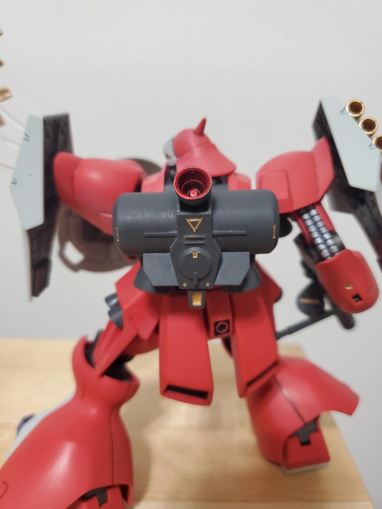 これこそ本当にウェザリングとかせずに、スミイレと腕の後部らへんのパイプ部、バーニア内部とシールド内の4箇所の赤い丸の箇所、ファンネルのゴールドに艶消しを振る程度でフィニッシュ。モノアイは稼動するベースの方を少しヤスリで落とし