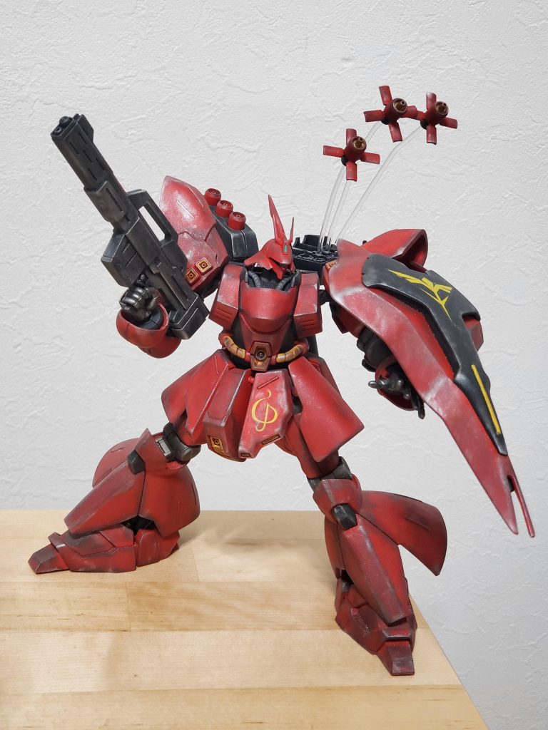 初めて細部を弄るのにしてはまぁまぁやれた方なのではないかと。色々調べて先人達のサザビーも参考に見てたけど、スジボリでディティール追加して全体の情報量とんでもなく増やしてる方々の作品と成型色でお手軽に仕上げた程度のこのサザビーを比べるのもおこがましいレベルだなとは思うwwこのサザビーのあと、赤いMSはないかと考えたところ、同じ出演作品にもう1つ気になるのがあった。この最後の画像でわかる人はわかるかもしれないけど、次回はそれを紹介していこうかなと思います。