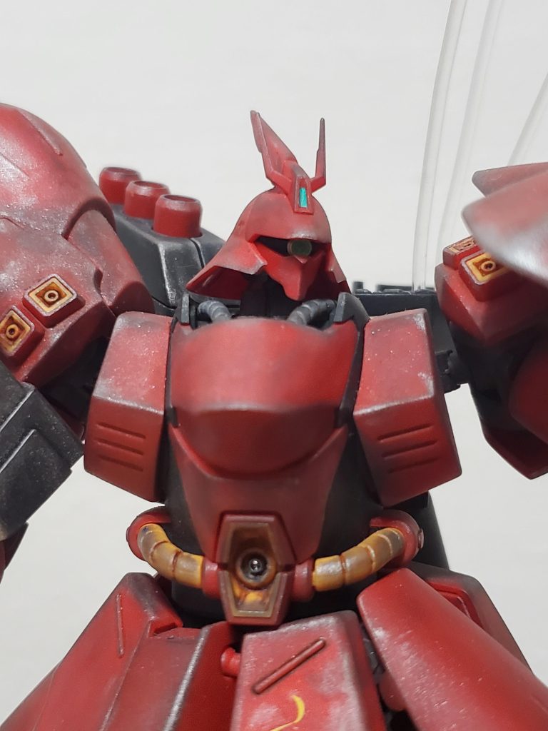 最後はモノアイだけじゃなく、腹部のメガ粒子砲にHI-Qパーツから出てるピンみたいなの埋め込んで完成。肩にある姿勢制御バーニアの内部にもこのピンを入れようかと思ったけど、成型色だけで完成させようとしてるのにやりすぎるのも良くないと思って思い止まった。