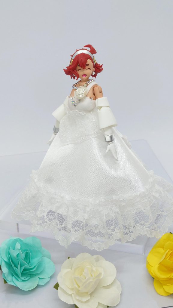 100均アイテムを活用してドレスを作ったりアクセサリーを作りつつ、カラーリングをホワイトでまとめて清楚な感じに仕上げました。名著『ガンプラ凄技テクニックby林哲平氏』のモビルドールサラの作例を参考にしています。