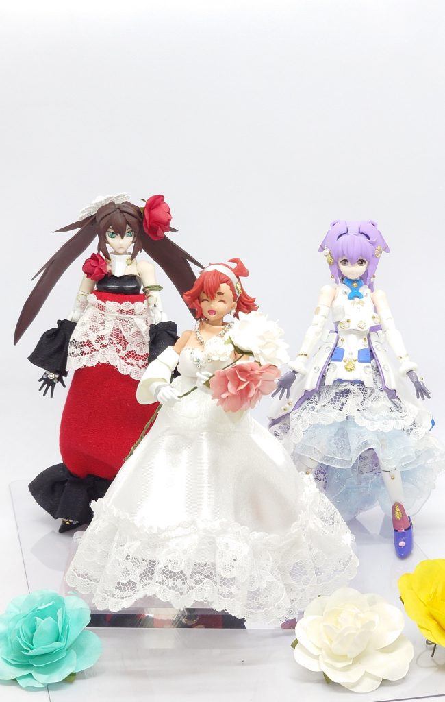 最後に過去作のモビルドールサラ、モビルドールメイと並べて。やっぱりちょっと縮尺が違う感じなので互換性がないのは仕方ないですね。