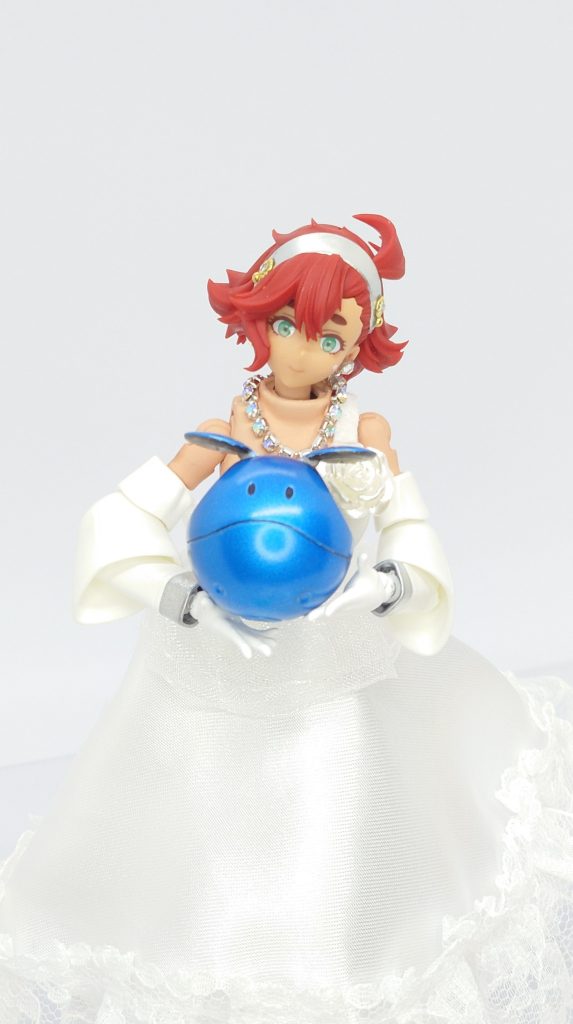 ドレスは妻の結婚式のドレスをモチーフにしています。罪プラで顰蹙を買った妻をこれで喜ばせられるぜ…グフフ…という下心全開w ハンドパーツは白塗料を厚塗りして手袋っぽく見せたつもりです。