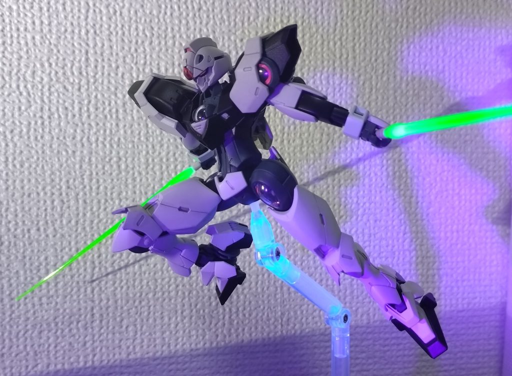 ③ ポージング1水星キットのビームサーベルはブラックライトで光ってくれるので、とても見栄えいいですね。