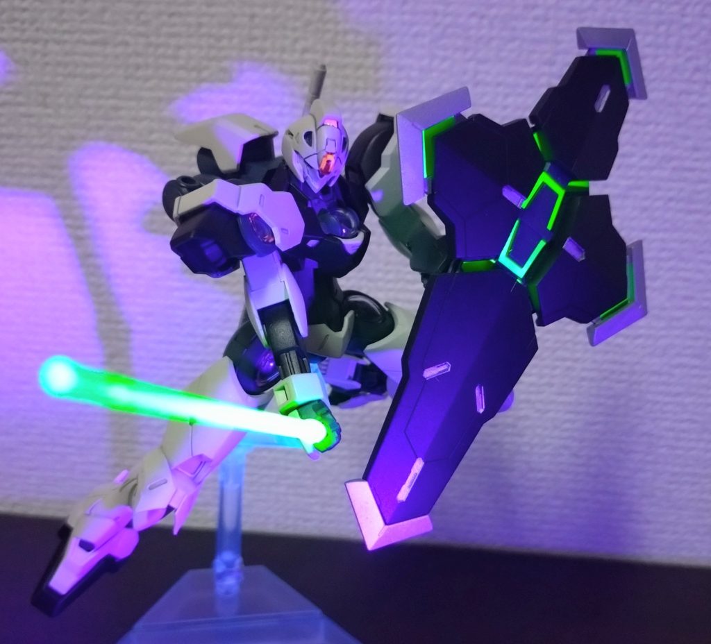 ④ ポージング2ブラックライトで照らすの楽しいでも蛍光ピンクの主張が弱いのが少し残念!