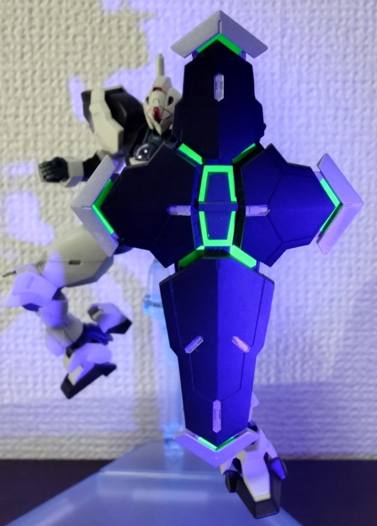 最も気合れたのは、ノンキネティックシールド。キット付属のホイルシールにMr. COLORの蛍光イエローを吹き付けたものを貼りました。これだけでもメチャクチャ美しいので作った甲斐がありました!