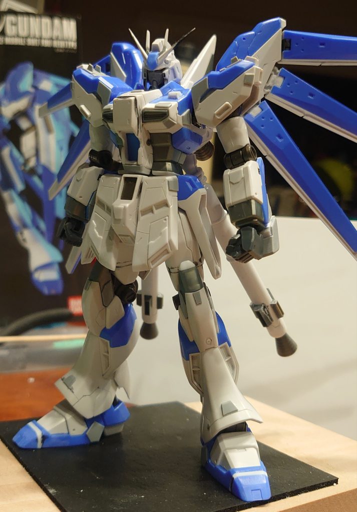 プラバン貼り付けなど。腹部、太腿、爪先を1mmプラバンにて延長。プロペラントタンクのバーニアにはコトブキ製のものを貼り付けております。