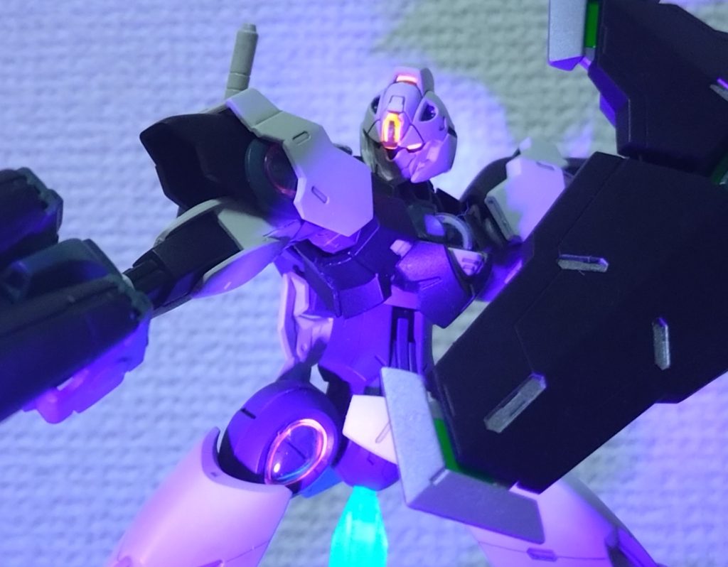 兵装には蛍光グリーン、本体には蛍光ピンクを使用して発光させています。カメラアイなども発光しますが、あまり目立たないので撮影に苦労しました。