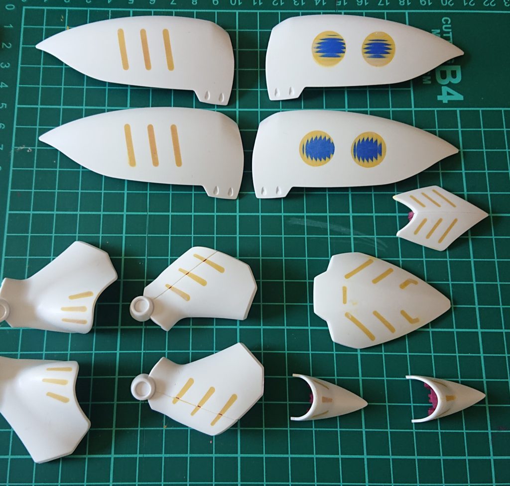  うちは俗物なので、装甲を邪魔するゴツゴツしたディテール 。全部埋めました😤 バインダーは特に埋めるのが、大変。そう、青いパーツがちょっとでっぱてるのよねぇ。下処理は大事なので、ポリエステルパテをし、丁寧にヤスリがけを何度か施し🥵