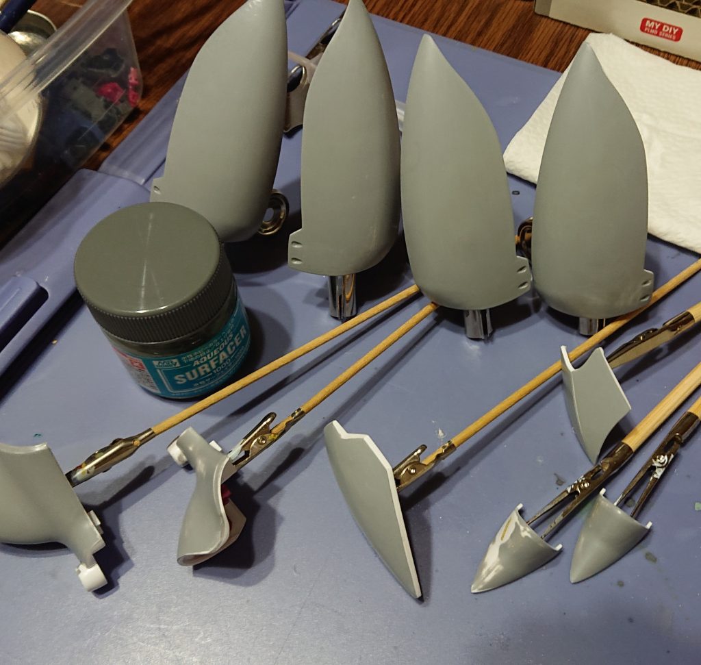  水性のサーフェイス(溶きパテ)を筆塗り。よく乾いた後に、またもヤスリがけ🥵 今回は下地処理に1ヶ月かけたよ。