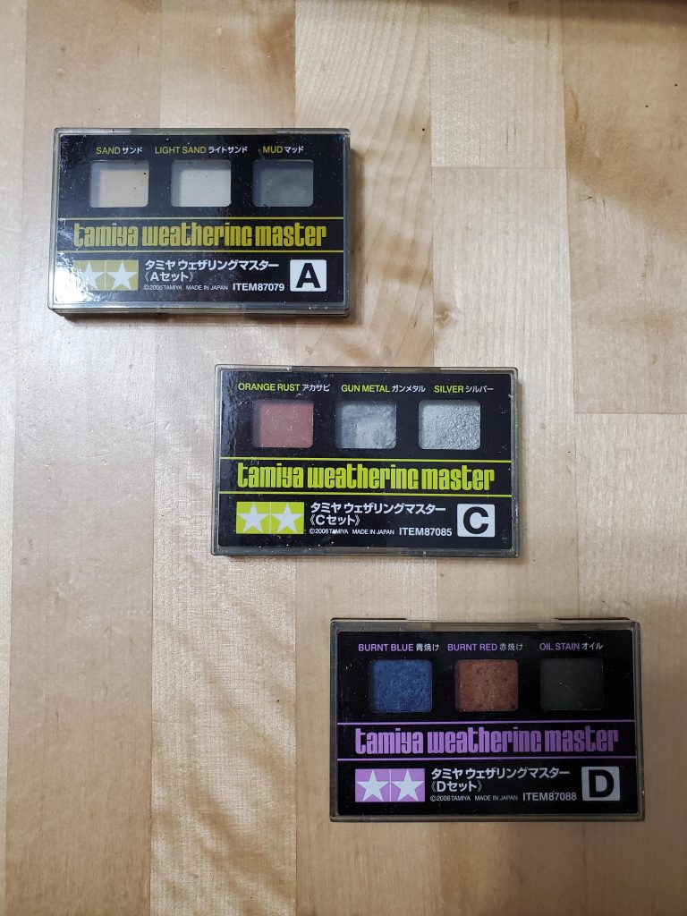 ど素人のウェザリングお助けアイテムであるウェザリングマスターでゴシゴシ汚して…写真の掲載限界を超えたので完成後の写真はまた次回の投稿で…こんな引き伸ばすほどの作品には仕上がってないけどww