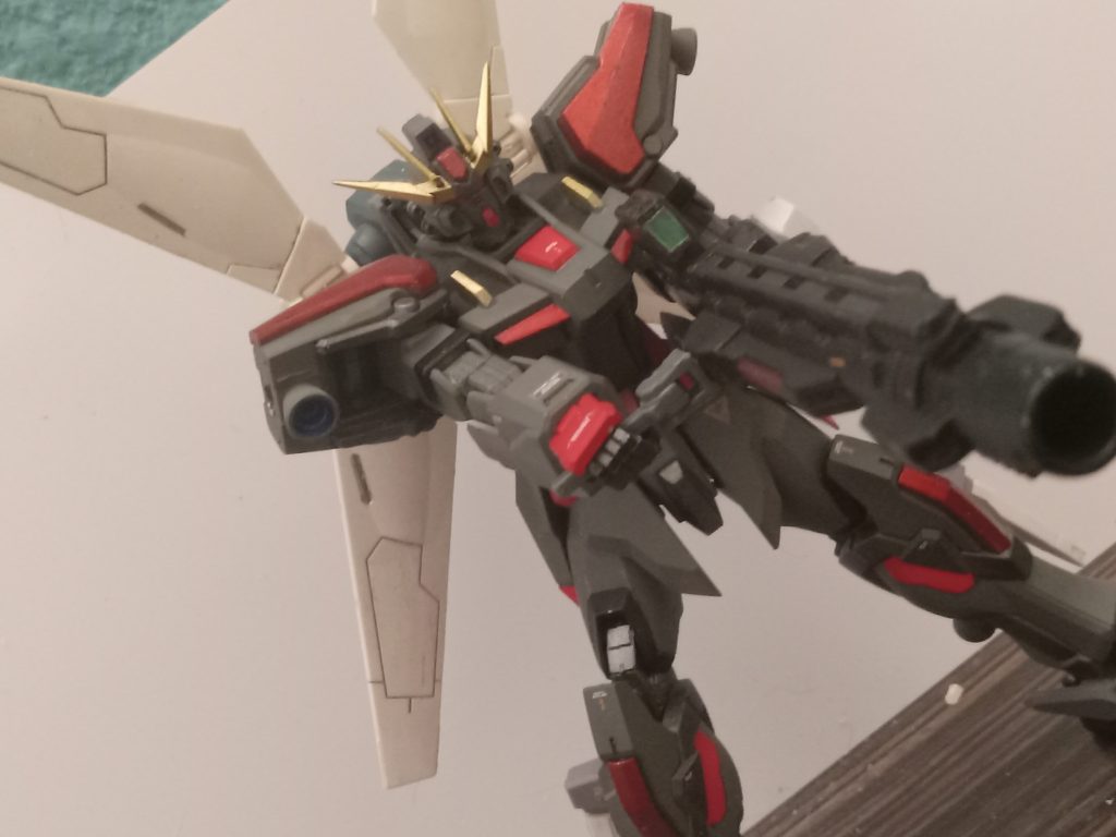 最も強力な武器であるエクシード榴弾砲は陽電子砲である。バックパックには太陽光吸収パネルが装備されている。