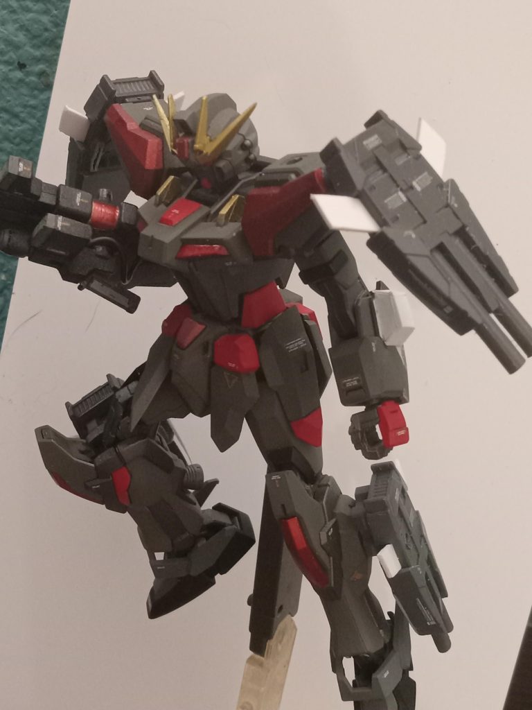 また、ギャラクシービットと呼ばれる遠隔武器ポッドを装備することもできます。4つのビットにはそれぞれ2つのビーム砲があり、パイロットが制御して複数の敵と交戦することができます。