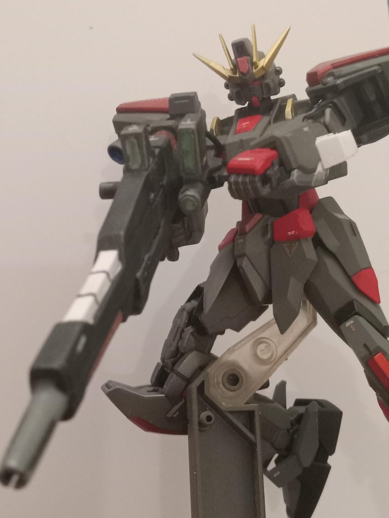 主な武装は高エネルギー長距離可変ビームライフルです。さまざまな射撃シナリオに合わせて銃身を交換する機能を備えています。標準モードからスナイパーモード、強力なバーストモードまで。