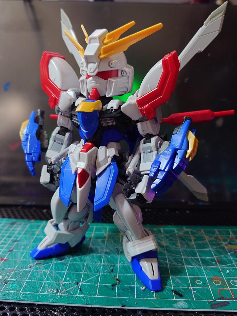 製作中。発売中のゴッドガンダムのキットは、どこかしらに使っています。頭・肩：SDゴッド胴体中央と脚部、籠手など：HGゴッド籠手：MGゴッドフィールド発生器：RGゴッドハンドパーツはエモーションマニピュレータです。 