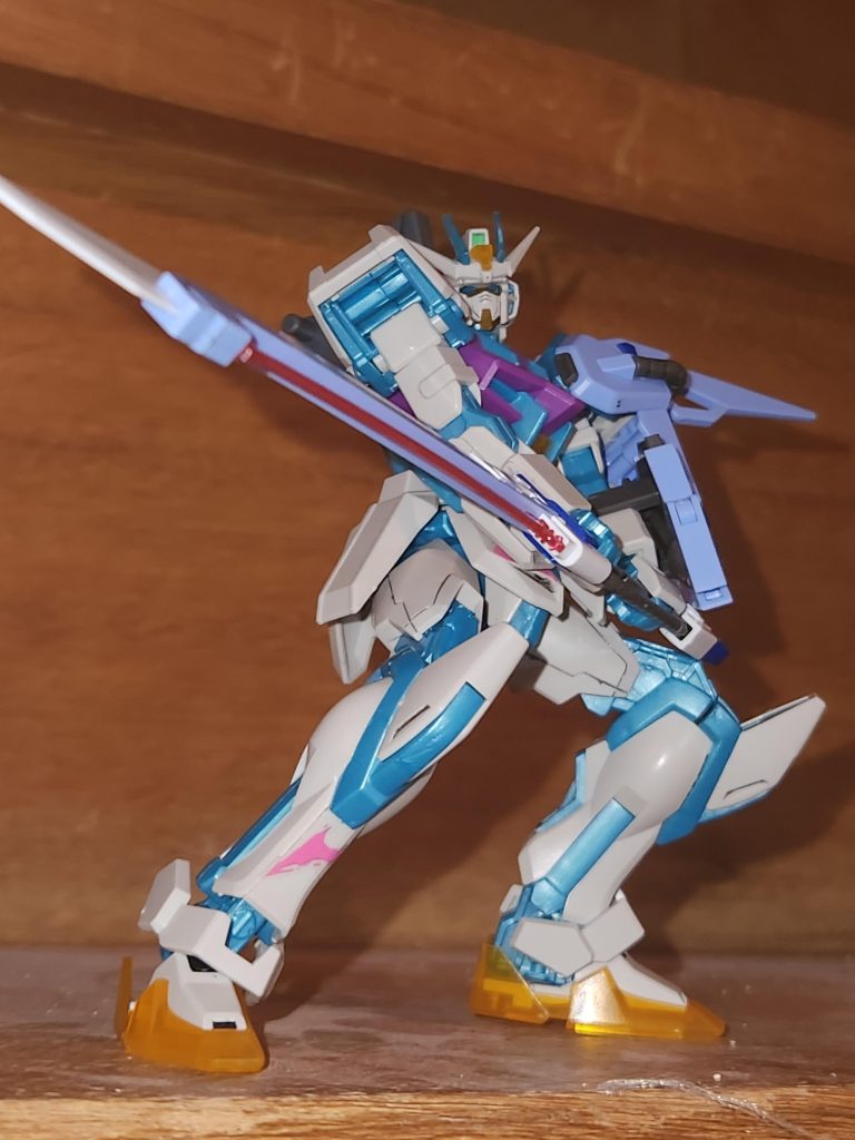 オプションセットからソード。アイキャッチの姿勢を再現したかったんですが、ポージングはまだまだですな。練習しなきゃ…ガンダムブレイカー4ではガンバレルストライクガンダム以外のストライクガンダムはHGでもMG用にアレンジされた形状が採用されていたり腕部フレームの色変更が出来ないので地味に再現が出来ないですねぇ。