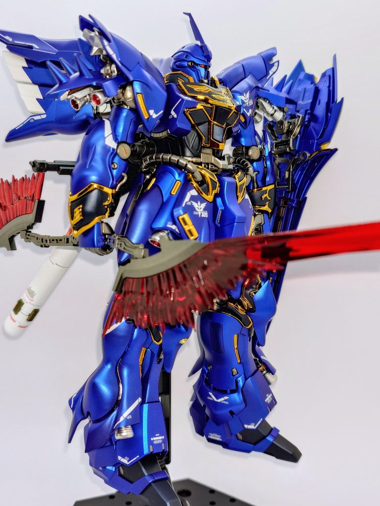 ビーム兵器はクリアーレッドで上塗りしてますが、上塗りで結構ドス黒くなっちゃいました……黒下地でパールウルトラマリンブルーブリリアント（長い）をメイン色にしてみましたが、下地青系統じゃなくても結構いい色合いになったと思います 