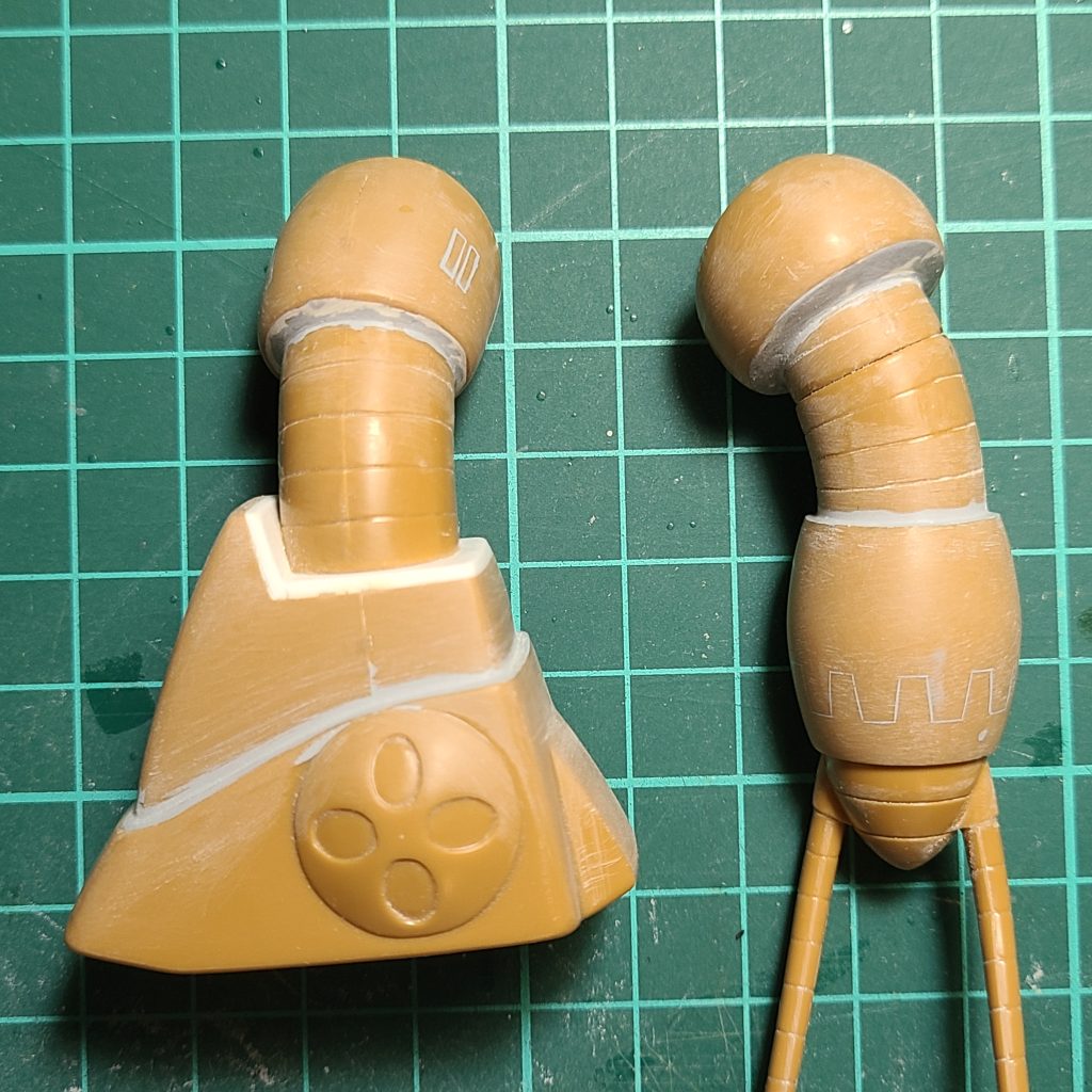 関節などの可動クリアランスのための隙間はパテやプラ板で埋めて一体にしてます。