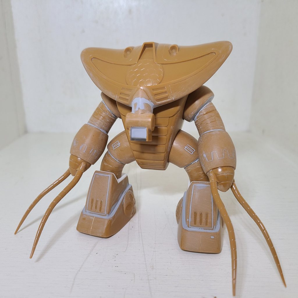 細かいスジボリなどのモールドはパテ埋めし、ディテールのエッジも角をヤスって全体的にナマクラにしてます。ソフビ人形の柔らかいフォルムを目指しました。