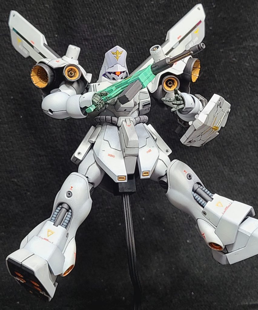 肩口のバーニア、くるぶしのバーニア、ハンドパーツはアフターパーツを使用。フロントアーマーを延長してあります。