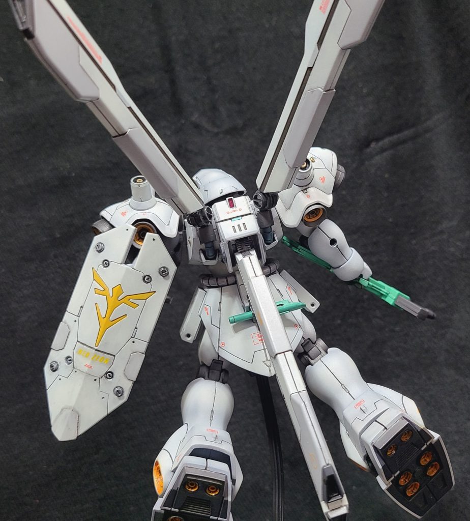 上2つのバインダーの可動域を大幅に拡大してあるので、それによる表情付けも可能です。(シンプルなシールドにもディテール追加)