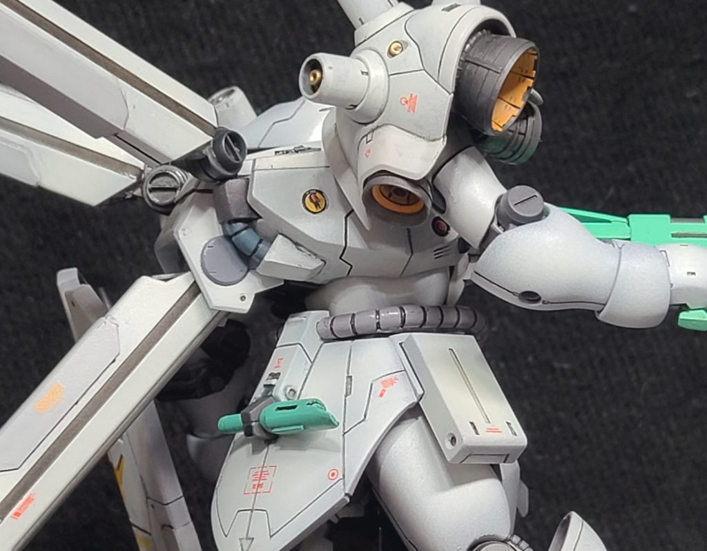 実は、腰にマウントしているサーベルのグリップ、キットのものだとデカ過ぎて設定画とだいぶ違う(安っぽい)ので、プラ材で小型のモノを自作してます。上のバインダーの付け根に、ジャンクパーツの組み合わせで動力パイプとその基部らしきディテールを追加しています。