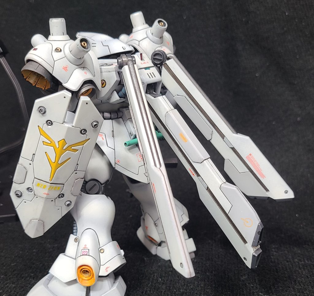 畳んだ状態。上2つのバインダーだけでなく、下のものも、バックパックごと外せるので展示会などに待っていく際はバラしておけます。ここは一番拘って改修しました。