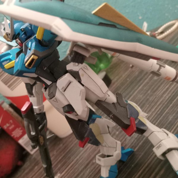 私のカスタムの一つにちょっとしたアップデートを加えました。セカンドストライクガンダムは私のコズミックエラユニバースから来ています。ウィンダムの膝アーマーを外して、パテとセメントを使って脚に固定しました。まだ微調整が必​​要ですが、見た目は気に入っています。（2枚目）