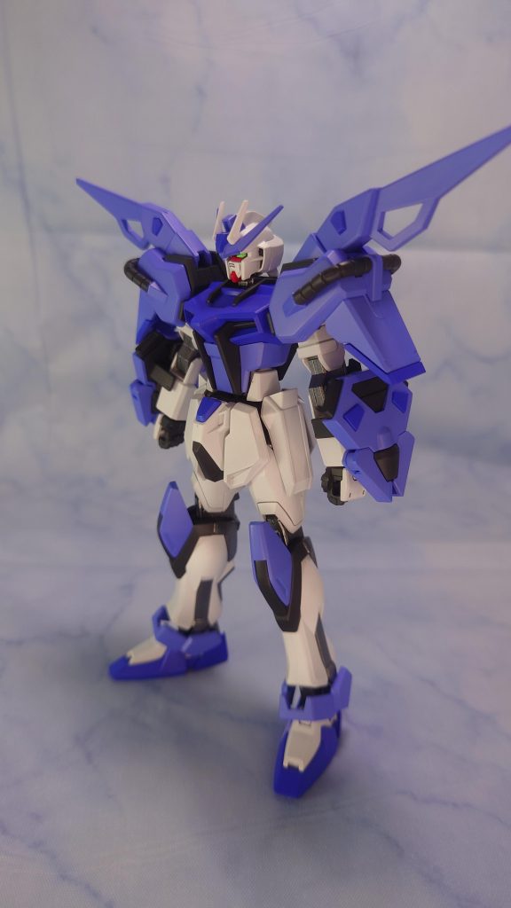 肩と腕装備。多分この形態で完成させた方がスッキリしていてよかったような・・・