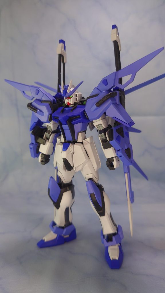 誰でも思いつく両腕ソードストライカーです。エールはついでですエールの右側にシュベルトゲベールを付けるためにプチ改造したくらいでスジボリもしていないし、スミ入れもマスクと太ももくらいのサクサク製作です本音はミリオンブルーの試し塗りと色味確認の意味合いの方が強いです