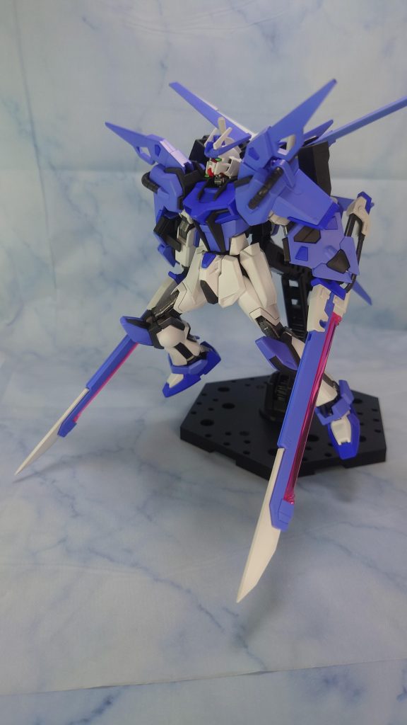 EGはパーツが少なくて組みやすいのが楽でしたただし全塗装なので塗装ハゲが怖くてマイダスメッサーを取り外しません。ただの飾りです