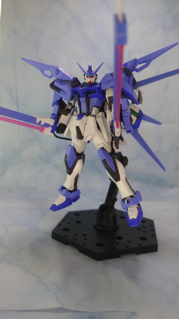 使った色(G = ガイアノーツ、C = クレオス)サフ:G メカサフスーパーヘヴィ、EVOグレー、EVOブルー、EVOブラック白:G Ex-ホワイト赤:C モンザレッド濃い青:G コバルトバイオレット淡い青:G ミリオンブルー関節:G スターブライトアイアン緑:G 蛍光グリーン