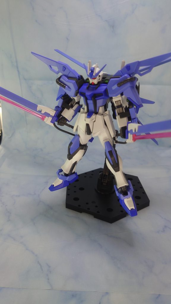 EG?HGの下位互換だろ。と適当に作りましたがプロポーションも可動範囲も優秀でした。後は撮影の腕と躍動感のあるポーズの練習が必要だと痛感しました