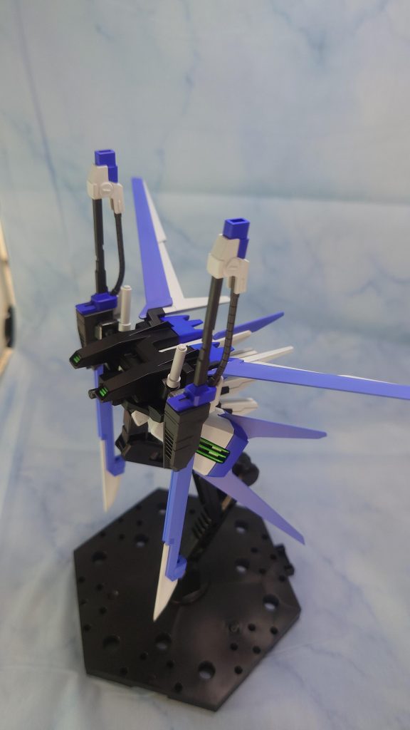 プチ改造で剣2本懸架しているスラストストライカー