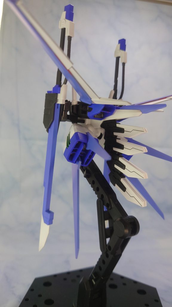 パーフェクト用の接続パーツとシュベルトゲベール懸架用のパーツの軸を切り飛ばして入れ替えるだけで作れますそして今回のミスですが、塗装で隠れるだろと適当なところで保持した結果、エールの翼の厚みが意外とあったため成形色のレッドがバッチリ見えてます素組もせずにいきなり塗装したので、組んでみて初めて気づきました