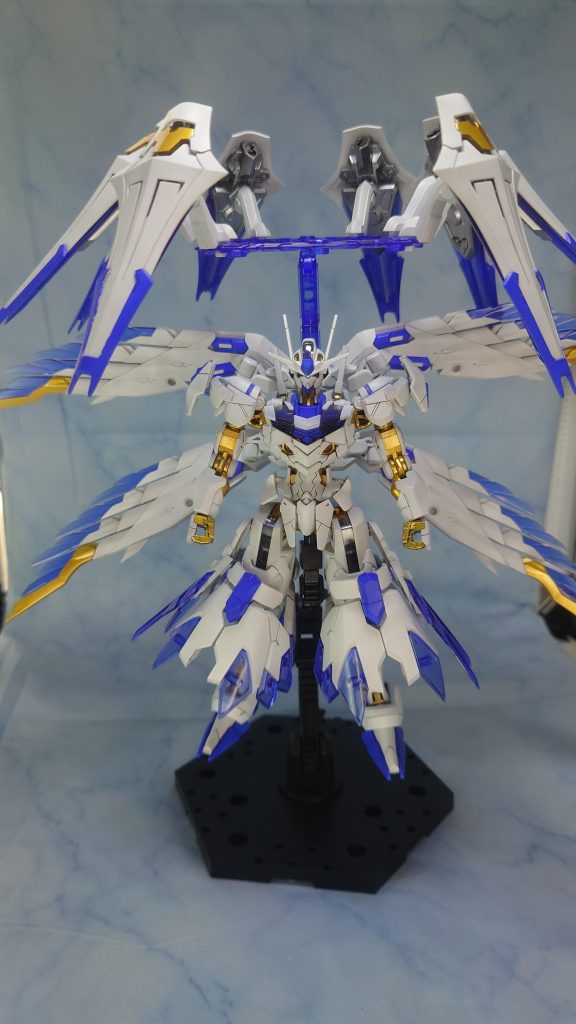 前回が緑メインだったので今度は青をメインカラーに神々しい感じにしたくなりました装備どうするか考えてたらコトブキヤさんのアイテムがイメージピッタリだったのでゴッテゴテに盛ってみました