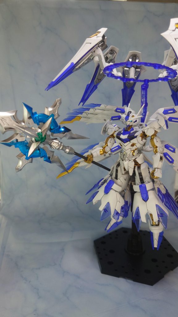 満足度は高いけど明確なデメリットがわんさか・ロッドが重すぎて手首が下がる・背中が重すぎて保持がキツイ・ありとあらゆるところが干渉して塗装が剥げそう・ありとあらゆるところが干渉して腕と首くらいしか動かせない・塗膜が厚くなった結果、関節を曲げるとガギギギギとヤバい音がする。特に腰は酷くて一切回らず、頑張って回転させようとしたところマジでねじ切れる1秒前だったので諦めました