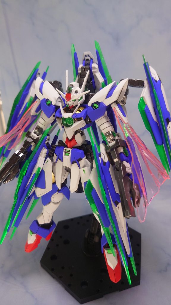 ダブルオークアンタが大好きなのと女性的な機体を作りたいという思いだけで見切り発車で作り始めましたベース → ダブルオークアンタ頭 → エアリアル肩・腰・足元:フェニーチェリナーシタ腕:ダブルオー武器:GNシールド×5、GNソードⅢ×2