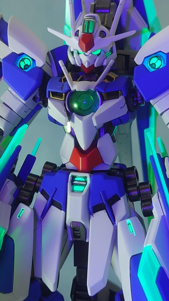 グリーン部分は蛍光塗装をしたので光ります。GNソードビットも光るので全身が煌びやかになりますこの時は蛍光塗料がクリア系と知らず、GNドライブを先に塗装してました。ここも蛍光だったらもっと綺麗だったろうに・・・