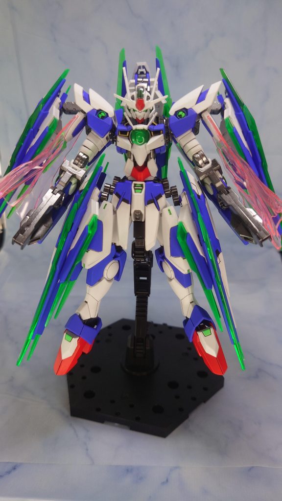 正面。元々クアンタは素組と改造用で4体いましたがGNシールドの用途から1体追加して5個持ちです