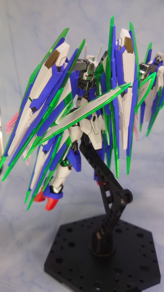 斜め後ろからGNシールドはコトブキヤのジョイントセットDを複数使ってます。このアイテムは塗装前でも保持力が抜群で垂れ下がることはなかったです多関節なのでグネグネ可動可能・・・のはずですが塗膜が厚すぎた結果ほぼ完全固定。それどころか動かそうとした右アームの軸がねじ切れました。瞬間接着剤で暫定固定しましたが補修跡が丸見えなので上手い具合に撮影を避けました
