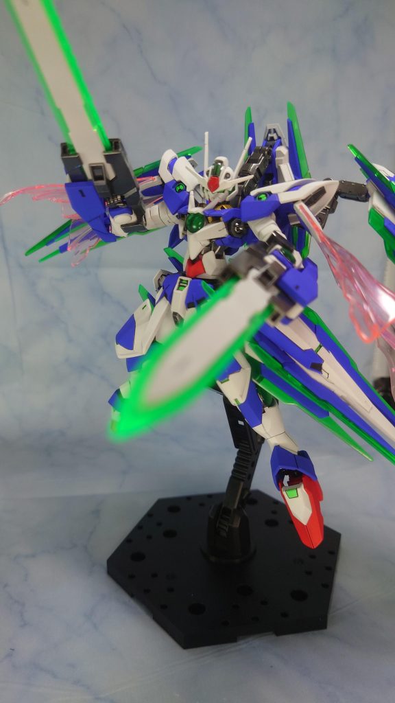 GNソードⅢカッコいい!でも二刀流ならもっとカッコいいんじゃね!?って理由で二刀流です。最初はクアンタの腕でも装備できると思ってましたが接続するのに武器裏の軸が当たって固定が不安定だったので腕をダブルオーにしました