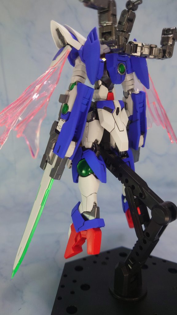 背中のGNドライブにはHアイズ入れてます最初はダブルオーのバックパックを割ってドライブ横に接続、そこからアーム伸ばしてダブルシールドって構想でした。だけど想像以上に失敗し過ぎた結果、ドライブ上に穴掘って軸生やして接続する形にしましたそしていざ固定の為に接着!と瞬間接着剤使ったら想像以上に早く固まって位置を決める前に固まってしまい半端な位置+斜めってる状態で固着してしまったので作り直しました。この背中は二代目ですミキシングで余ってたリナーシタの膝をどこかに使いたいとクアンタ膝に当てたりリアスカートに当てたり色々してました。よく見ると「これスラスターじゃね?」って思ったので肩に移植。正面の蛍光発光させていた部分に穴開けて軸埋め、膝裏をUVパテで埋めまくった後に穴開けて接続しました