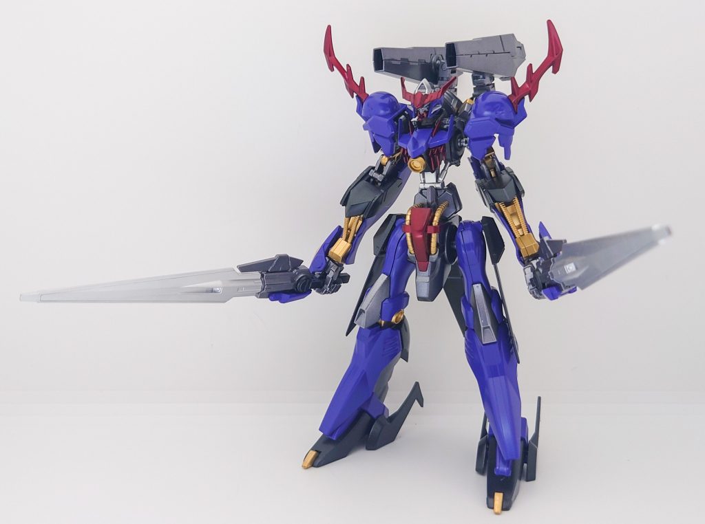 正面上半身はガンダムバルバタウロスをメインに、下半身にパラスアテネの脚部をミキシングしてみました!イメージとしては、悪魔のバフォメットのような上半身が人で下半身が獣のような感じをイメージして仕上げてみました!