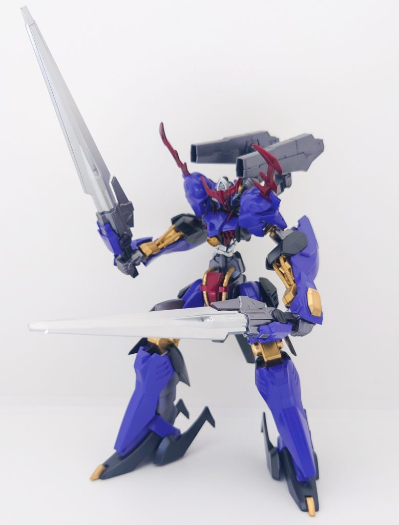 武器は二刀流の剣で、ダブルオーライザーから拝借してきました!鉄血の世界観だとビームサーベルよりも実体剣が良いかと思い持たせてみました!