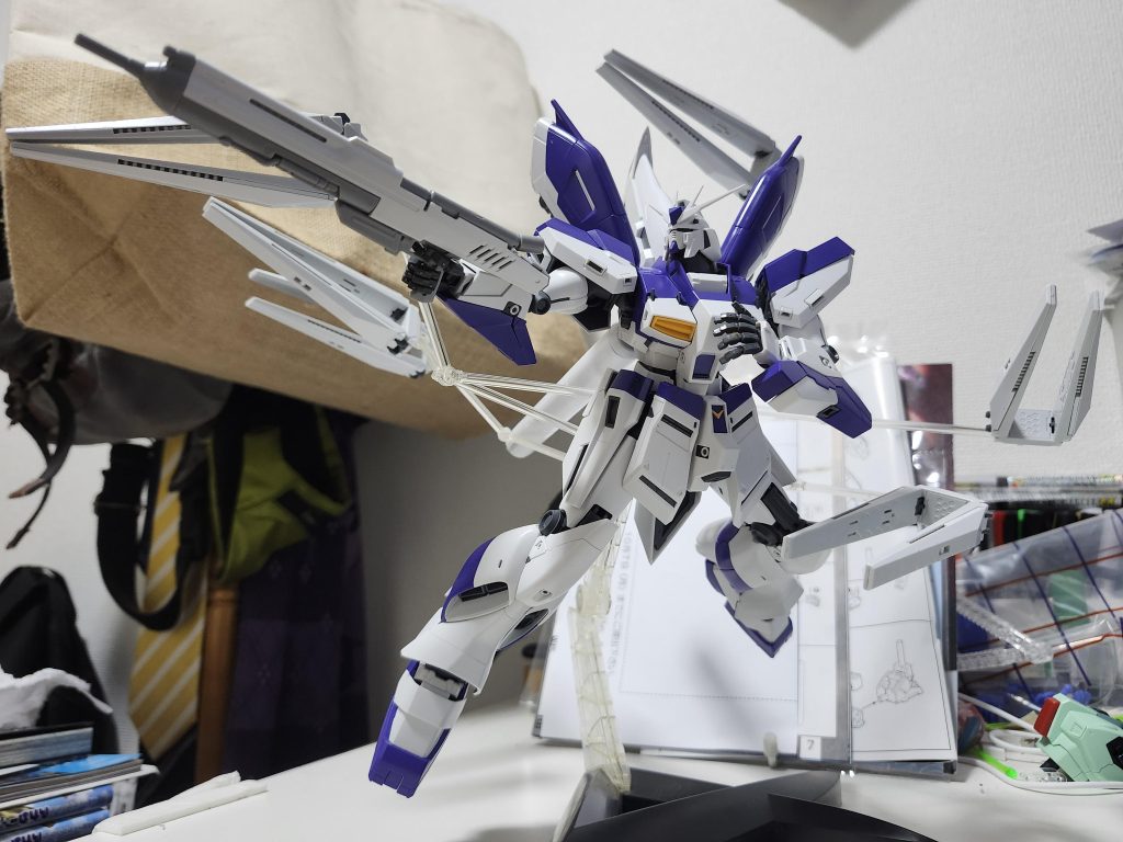 付属の台座にはファンネル用の取り付け位置もあるのでポーズを取らせたい時は付属品のが良さそう